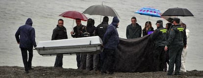 El momento del levantamiento de un cadáver en la playa del Tarajal tras la tragedia en la que murieron 14 personas en 2014.