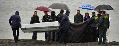 El momento del levantamiento de un cadáver en la playa del Tarajal tras la tragedia.