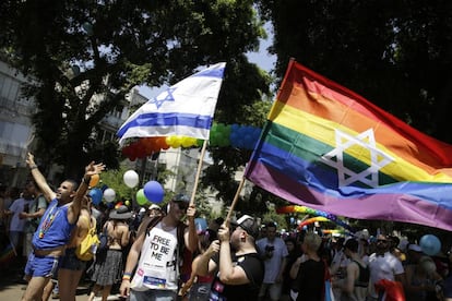 El lema de este año de la marcha del Orgullo de Tel Aviv fue 'Visibilidad para la bisexualidad'. Junto con el 'Haciendo historia' o el 'Libre de ser yo' de las pancartas, se inundó la capital israelí para recordar que, en Israel, lo celebran abiertamente desde hace 20 años pero también que han pasado 30 desde que se anularon las restricciones a los gays y una década desde que se creó el Centro LGTB de la ciudad.