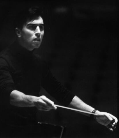En 2010 también dirigió la Orquesta Juvenil Simón Bolívar de Venezuela y se encargó de impulsar y apadrinar al joven director venezolano Gustavo Dudamel. En la imagen, Claudio Abbado, en octubre de 1966.