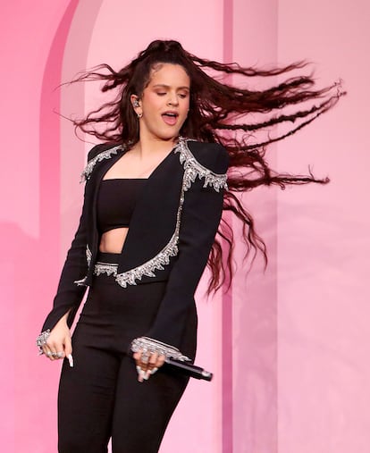 Rosalía, que también actúo en la gala, cambio su vestido blanco por un conjunto negro con torera sobre el escenario.