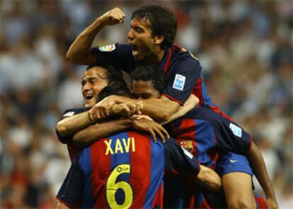 Vab Bronckhorst, Luis Enrique y Kluivert celebran con Xavi el segundo gol del Barça.