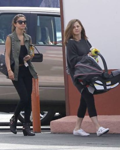 Selena Gomez, su madre y su hermana pequeña Gracie en California 2013.