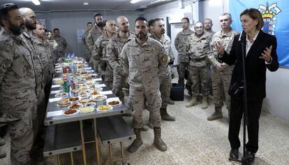 La ministra de defensa, María Dolores de Cospedal, durante su visita a las tropas españolas de misión en Irak.