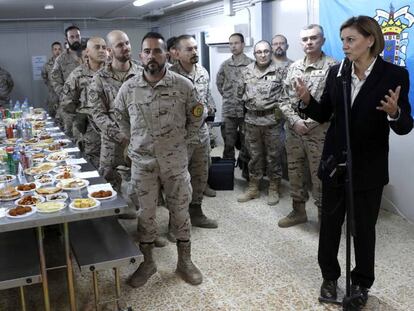 La ministra de defensa, Mar&iacute;a Dolores de Cospedal, durante su visita a las tropas espa&ntilde;olas de misi&oacute;n en Irak. 