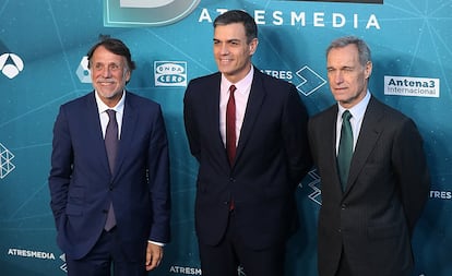 Foto de familia de Pedro Sánchez junto a los consejeros delegados de Atresmedia a su llegada al debate.