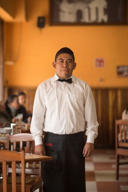 "Me hubiese gustado atender a Fidel Castro, creo que le hubiese gustado la comida yucateca que tenemos" Perfecto (23 años), originario de Oaxaca y mesero del Café La Habana en la avenida Bucareli.