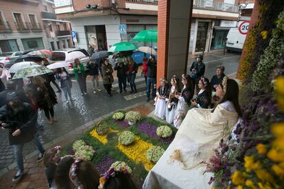 La lluvia ha acompañado la celebración durante todo la jornada. El paraguas se ha sumado al atuendo tradicional de las Mayas, a la música de dulzaina y cantes folclóricos. 