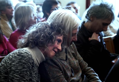 Sobrinas de Marcela Castelo, asesinada en 1936, escuchan muy emocionadas la explicación de la antropóloga Lourdes Herrasti. Los franquistas mataron a cinco miembros de la familia. Otro hermano de Marcela murió en el frente.