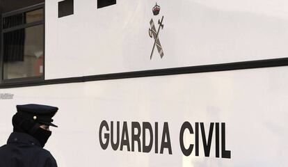 Una agente de la Guardia Civil ante una furgoneta del instituto armado.