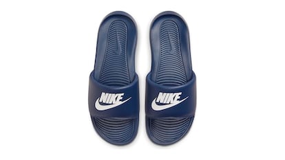 Chanclas piscina sobre fondo blanco