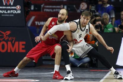 El base de Olympiacos Vassilis Spanoulis lucha la posición con el argentino Andrés Nocioni, del Real Madrid.