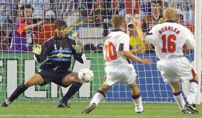 Owen bate al argentino Roa en el Mundial de 1998.