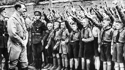 Una falange de pequeños entusiastas saluda a Hitler en Leipzig, en 1932.
