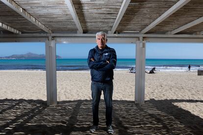 Carlos Ramis, dueño del chiringuito-restaurante La Ponderosa, en playa de Muro, Can Picafort (Mallorca), este lunes.