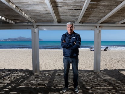 Carlos Ramis, dueño del chiringuito-restaurante La Ponderosa, en playa de Muro, Can Picafort (Mallorca), este lunes.
