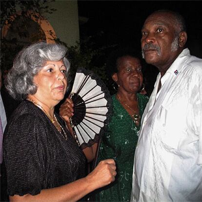 Marta Beatriz Roque y Félix Bonne, disidentes, en la recepción de la Embajada de España en Cuba.