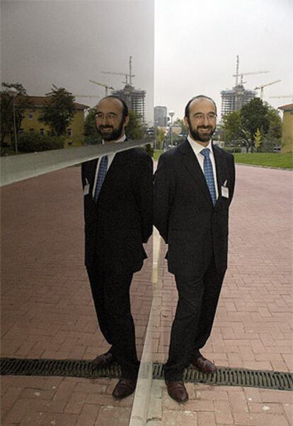 Manuel Hidalgo, junto al Centro Nacional de Investigaciones Oncológicas de Madrid.