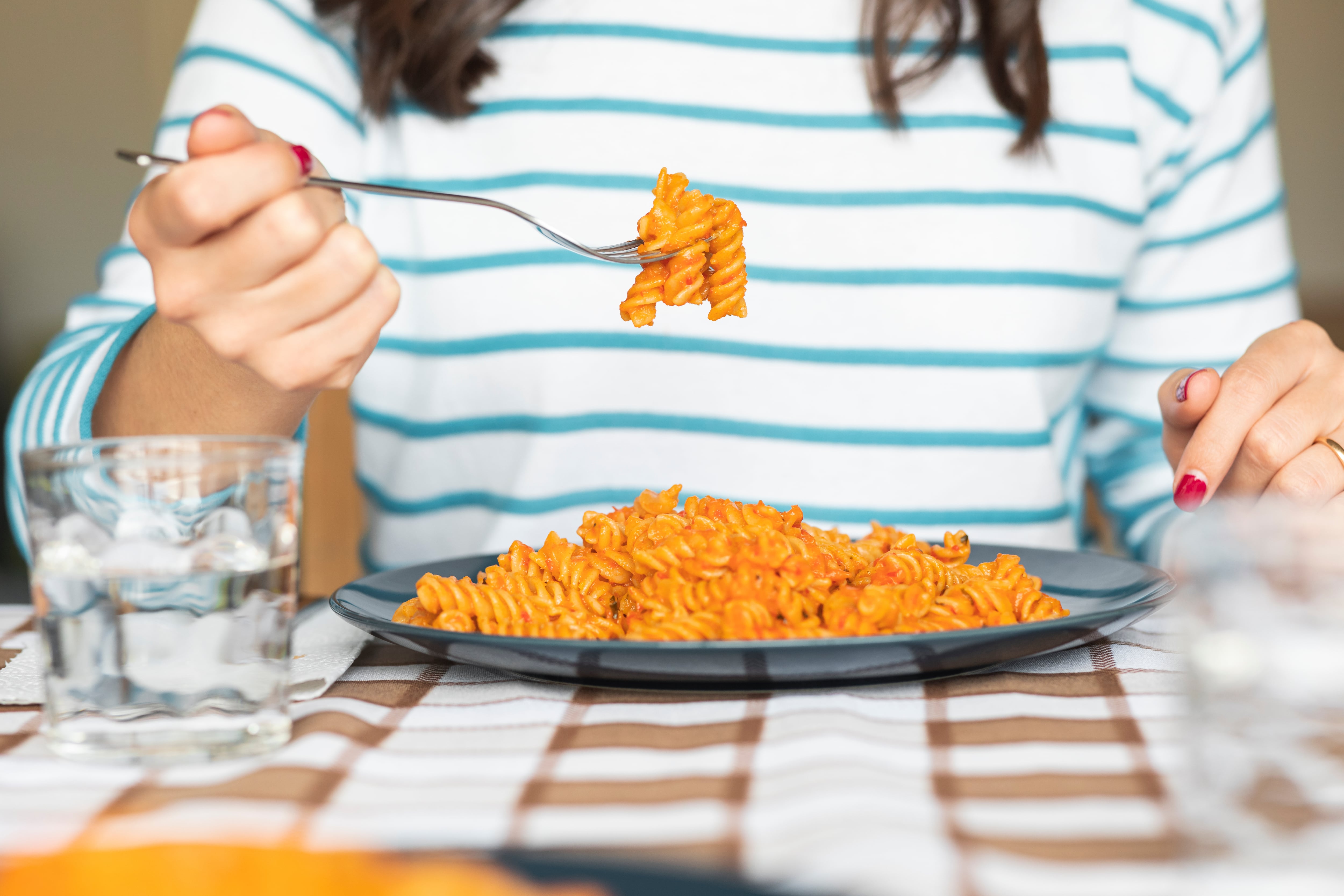 Los mitos sobre la comida y la regla: ni hay que tomar suplementos ni comer distinto en cada fase