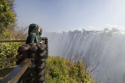 El explorador David Livingstone les puso el nombre de Cataratas Victoria en 1855, en honor a la Reina Victoria de Inglaterra, pero localmente se las conoce como Mosi-oa-Tunya, el humo que truena. Este espectacular y estruendoso salto de agua del río Zambeze, en la frontera de Zambia y Zimbawe, forma la cortina de agua más larga del planeta (1,7 kilómetros de extensión) y es patrimonio mundial desde 1989.