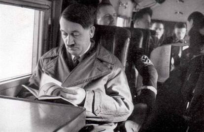 Adolf Hitler lee un libro en una imagen sin datar.