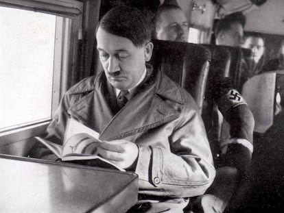 Adolf Hitler lee un libro en una imagen sin datar. 
