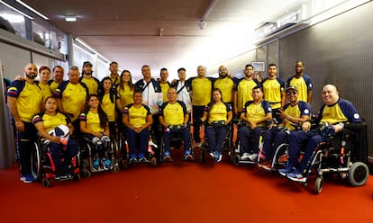 Atletas paralímpicos de Colombia a su llegada en el aeropuerto de París-Charles de Gaulle antes de los Paralímpicos de París 2024, este 22 de agosto.