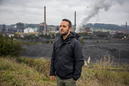 Massimiliano Patierno, ingeniero ambiental del Instituto Internacional de Derecho y Medio Ambiente (Iidma), frente a la acería. 