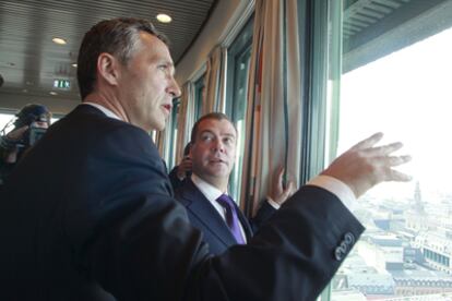 El primer ministro de Noruega, Jens Stoltenberg, y el presidente de Rusia, Dmitri Médvedev (derecha), hoy en Oslo.