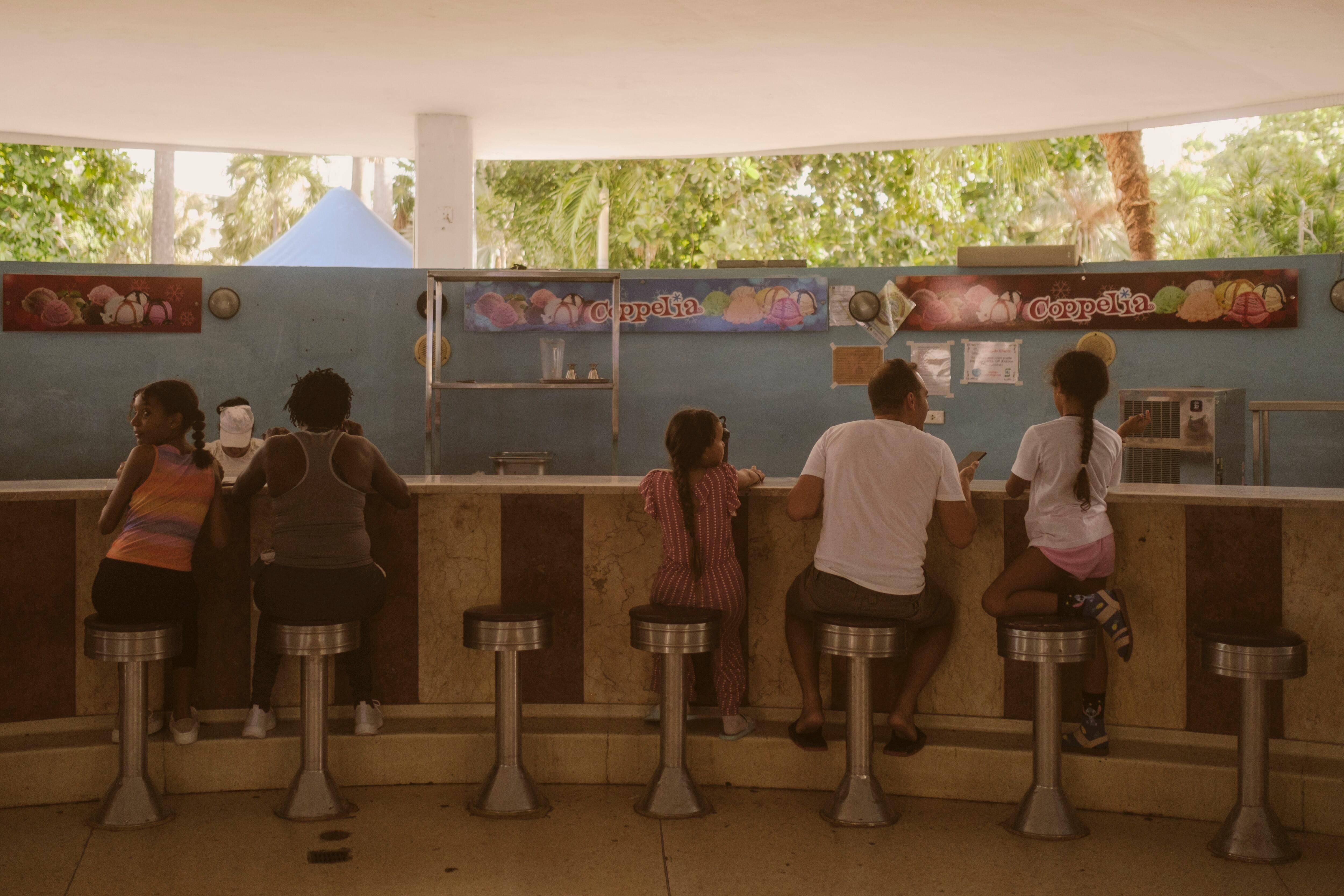 Varias personas comen helado, en La Habana, Cuba, el 2 de julio de 2025. 