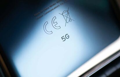 Trasera de un smartphone con logo de 5G