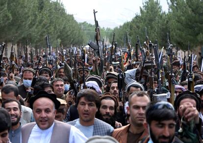 Cientos de hombres armados asisten a una reunión para anunciar su apoyo a las fuerzas de seguridad afganas y que están dispuestos a luchar contra los talibanes, en las afueras de Kabul, Afganistán.