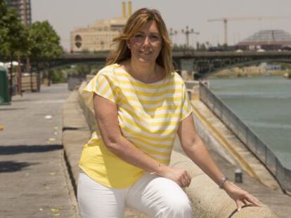 Susana Díaz posa junto al Guadalquivir, en la calle Betis del barrio sevillano de Triana. 