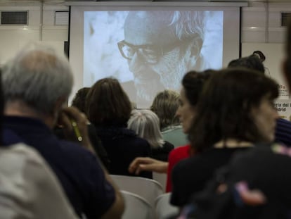 Homenaje a Claudio López Lamadrid, ayer en la Feria del Libro de Madrid.