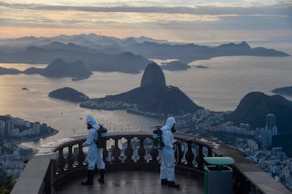 Soldados de las Fuerzas Armadas brasileras desinfectan una zona de Río de Janeiro, en agosto.