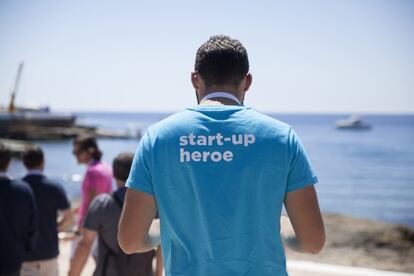 Hombre luce una camiseta del programa Menorca Millennials bajo el eslogan Start-up heroe.  