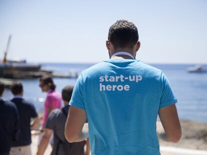 Hombre luce una camiseta del programa Menorca Millennials bajo el eslogan Start-up heroe.  