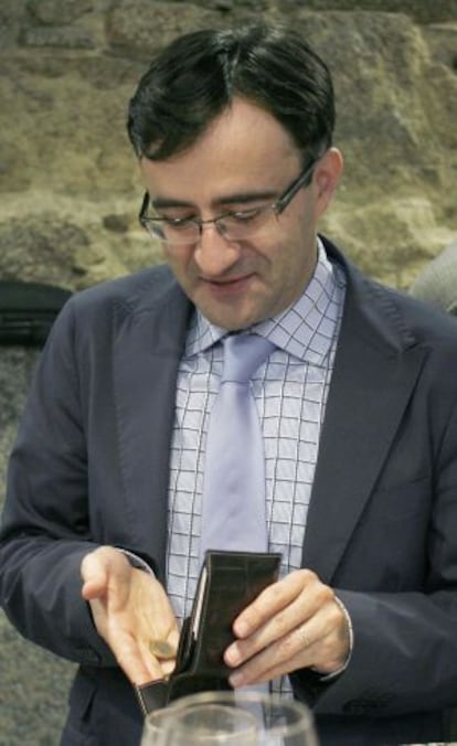 El vicevaledor José Julio Fernández, ayer en la cafetería del Parlamento.