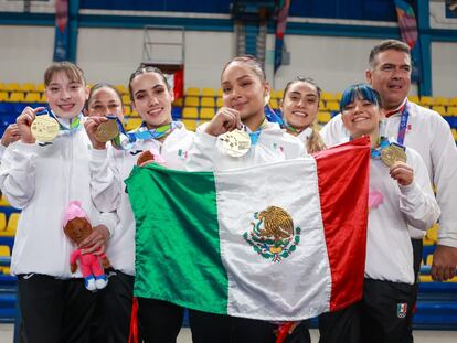 El equipo mexicano de gimnasia artística femenil, en los Juegos Centroamericanos y del Caribe el 25 de junio 2023.