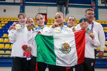El equipo mexicano de gimnasia artística femenil, en los Juegos Centroamericanos y del Caribe.