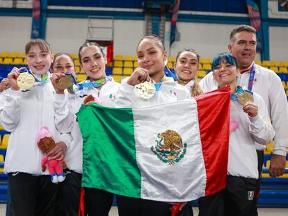 El equipo mexicano de gimnasia artística femenil, en los Juegos Centroamericanos y del Caribe.