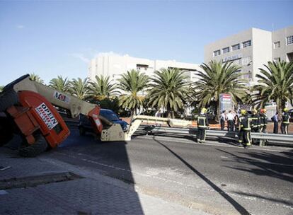 En la fotografía, la grúa caída sobre la autovía de salida de la capital de Lanzarote hacia el aeropuerto.