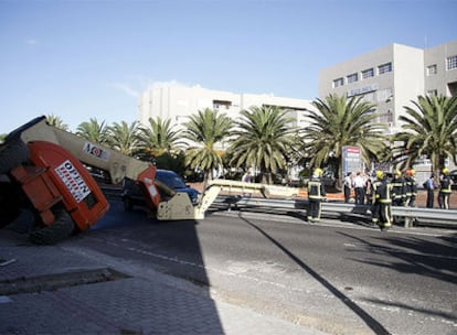 En la fotografía, la grúa caída sobre la autovía de salida de la capital de Lanzarote hacia el aeropuerto.