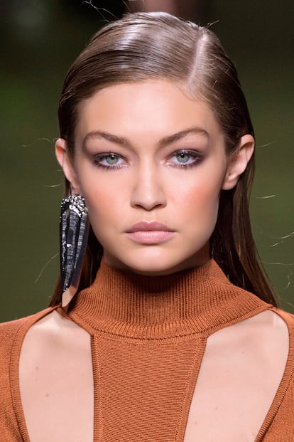 Gigi Hadid luce los de Balmain con pelo efecto mojado para darles todo el protagonismo.