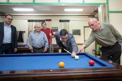 El candidato del PSOE a la presidencia, Pedro Sánchez, visita un centro de mayores en Leganés, el 15 de abril de 2019.