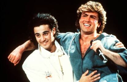 Andrew Ridgeley (esquerda) e George Michael (direita) durante uma apresentação do Wham! em 1985.