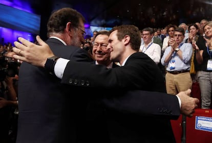 Mariano Rajoy (i) junto al candidato a liderar al PP, Pablo Casado (d), y el presidente de la Comisión Organizadora, Luis de Grandes (c).