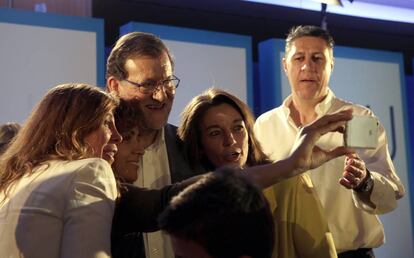 Mariano Rajoy se hace un "selfie" este sábado en Barcelona con dirigentes del PP