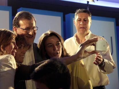 Mariano Rajoy se hace un &quot;selfie&quot; este s&aacute;bado en Barcelona con dirigentes del PP