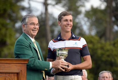 Oliver Goss, de Australia, premiado como mejor amateur por Billy Payne, presidente del Augusta National.